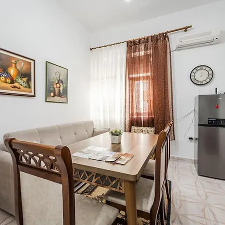 Maria's By Pikhost Gjirokastër